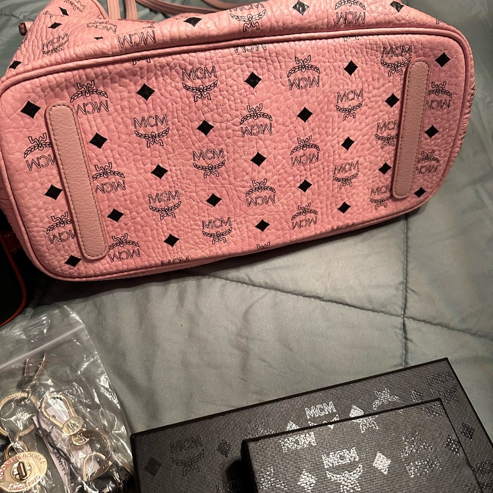 MCM medium Liz Shopper in Pink. - Picture 6 of 11